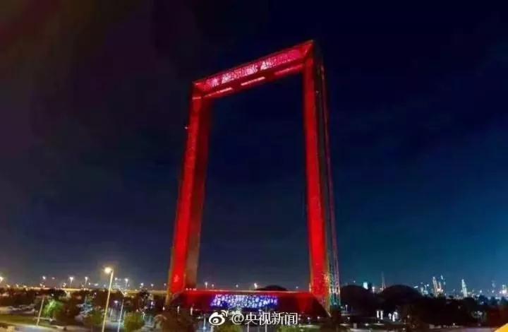 中国红照亮迪拜夜空 世界最高楼开启最炫灯光秀