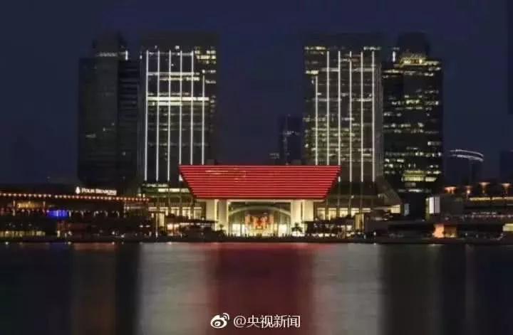 中国红照亮迪拜夜空 世界最高楼开启最炫灯光秀